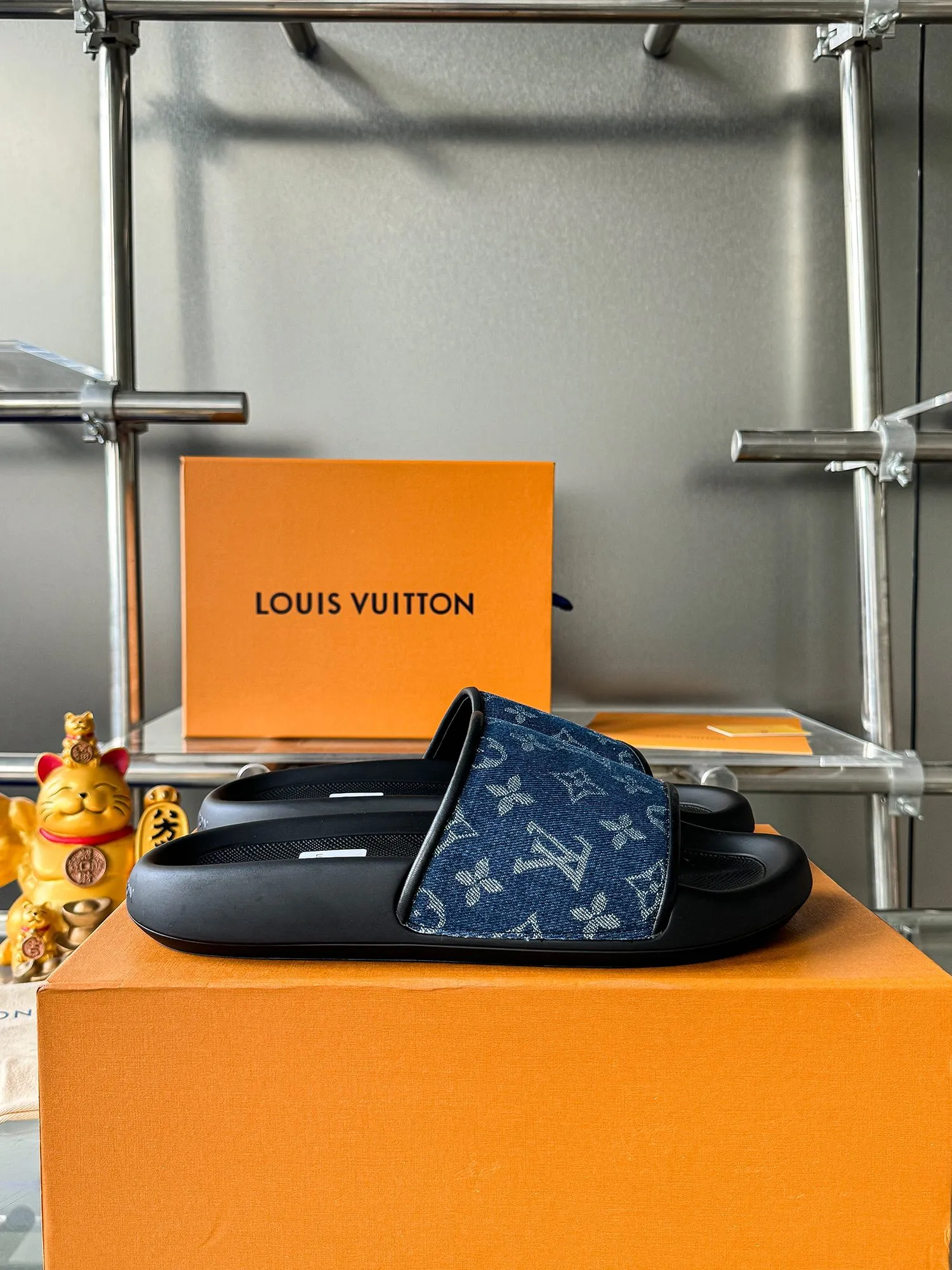 [L Home] P: 300💰 ▪️Shoe size: Women's 35-40 Men's 38-46▪️Packaging: Counter top quality~original packaging Louis Vuitton lv couple's monogram embossed slippers This season, Waterfront sandals return with a new look, and the upper buckle is embossed with Louis Vuitton's iconic Monogram pattern. Made of waterproof rubber with a comfortable and resilient insole. The lightweight, flexible outsole is embossed with the Louis Vuitton logo. Exquisitely packaged at the delivery counter 🛍📦 ▪️Fabric: Original molded rubber foam ▪️Sole: Original molded rubber foam outsole ▪️Sole thickness: 3CM.